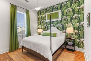 4 habitaciones, escritorio y tabla de planchar con plancha