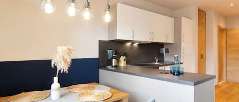 Réfrigérateur, un four, surface de cuisson, lave-vaisselle
