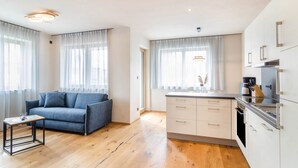 Eine moderne Wohnung mit Wohnzimmer, Küche und Essbereich.