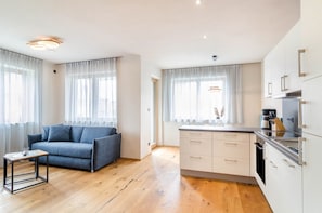 Un apartamento moderno con sala de estar, cocina y comedor.