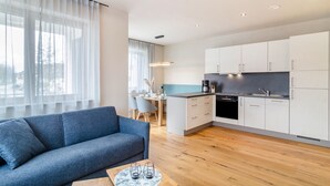 Eine moderne Wohnung mit Wohnzimmer, Küche und Essbereich.