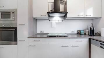 Frigorífico, microondas, horno y placa de cocina