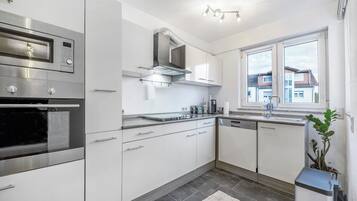 Een koelkast, een magnetron, een oven, een kookplaat