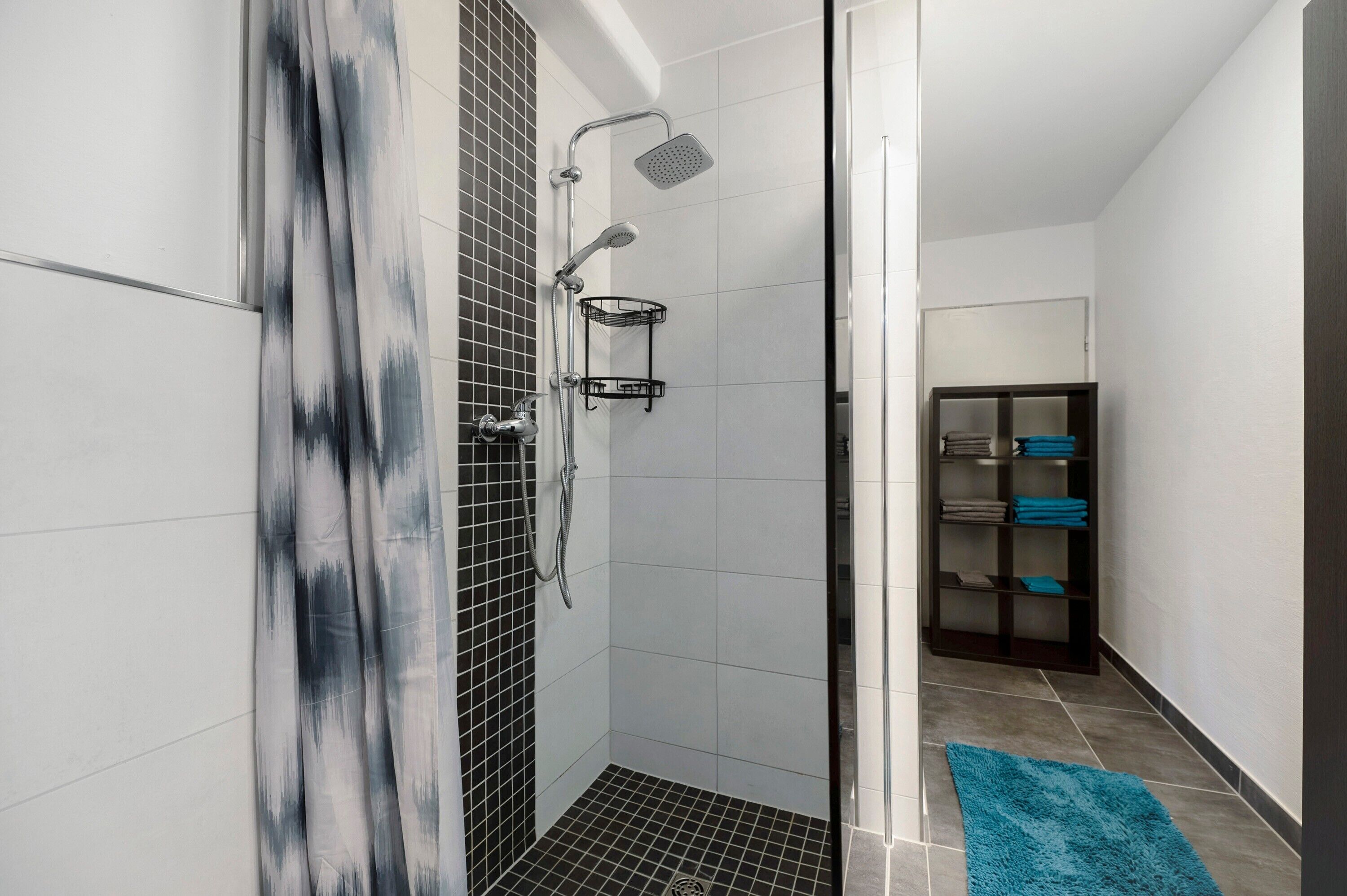 Dusche, Haartrockner, Handtücher