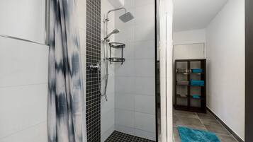 Dusche, Haartrockner, Handtücher