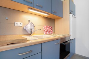 Fridge, microwave, oven, stovetop - Apartment 'Ferienwohnung Lüssow' with Private Terrace, Private Garden and Wi-Fi (Lüssow)