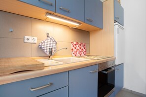 Frigorifero, microonde, forno, piano cottura