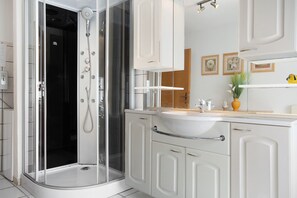 Douche, séchoir à cheveux, serviettes fournies