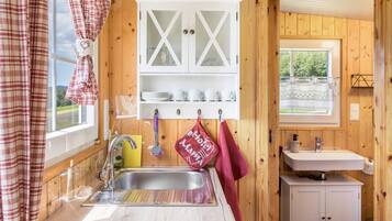 Jääkaappi, liesi, kahvin-/teenkeitin, vedenkeitin