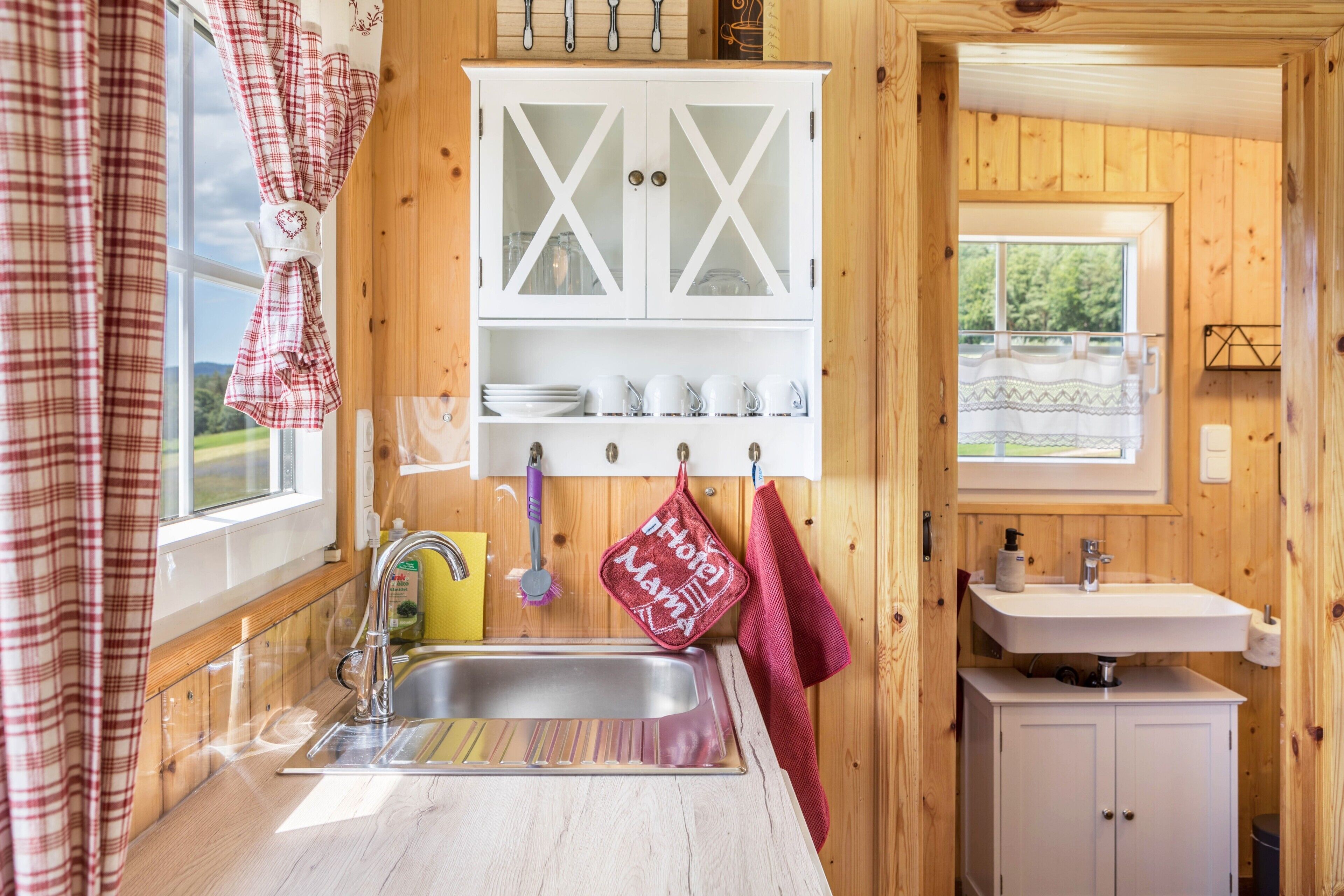 Frigorifero, piano cottura, macchina per tè/caffè, bollitore elettrico