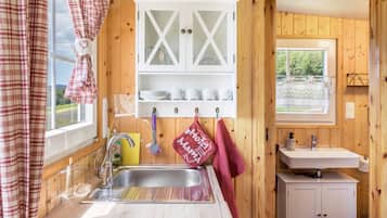 Frigorifero, piano cottura, macchina per tè/caffè, bollitore elettrico