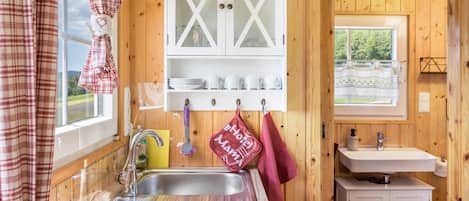 Een koelkast, een kookplaat, een koffiezetapparaat/waterkoker