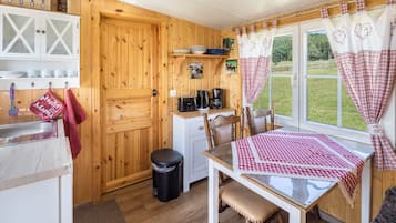 Frigorifero, piano cottura, macchina per tè/caffè, bollitore elettrico