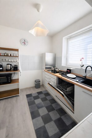 Fridge, oven, stovetop, coffee/tea maker