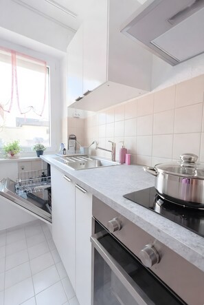 Frigorifero, forno, piano cottura, lavastoviglie