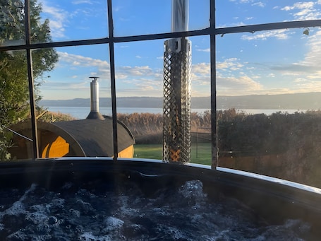 Außen-Whirlpool. Premium Ferienwohnung 'Seeluft Direkt Am Wasser' mit Seeblick, privater Terrasse und WLAN