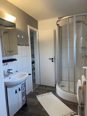 Douche, sèche-cheveux, serviettes fournies