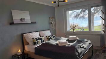 1 slaapkamer, een strijkplank/strijkijzer, gratis wifi, beddengoed