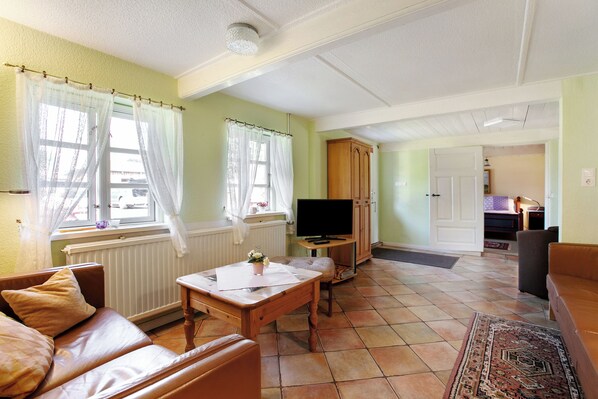 TV, table tennis, stereo