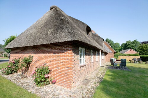 Ferienwohnung 'Friesisches Reetdach-ferienhaus' mit privater Terrasse, privatem Garten und WLAN