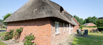Apartment 'Friesisches Reetdach-ferienhaus' with Private Terrace, Private Garden and Wi-Fi