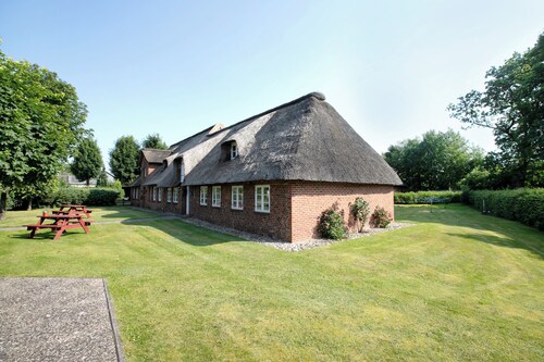 Ferienwohnung 'Friesisches Reetdach-ferienhaus' mit privater Terrasse, privatem Garten und WLAN