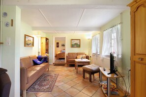 Fernseher, Tischtennisplatte, Stereoanlage