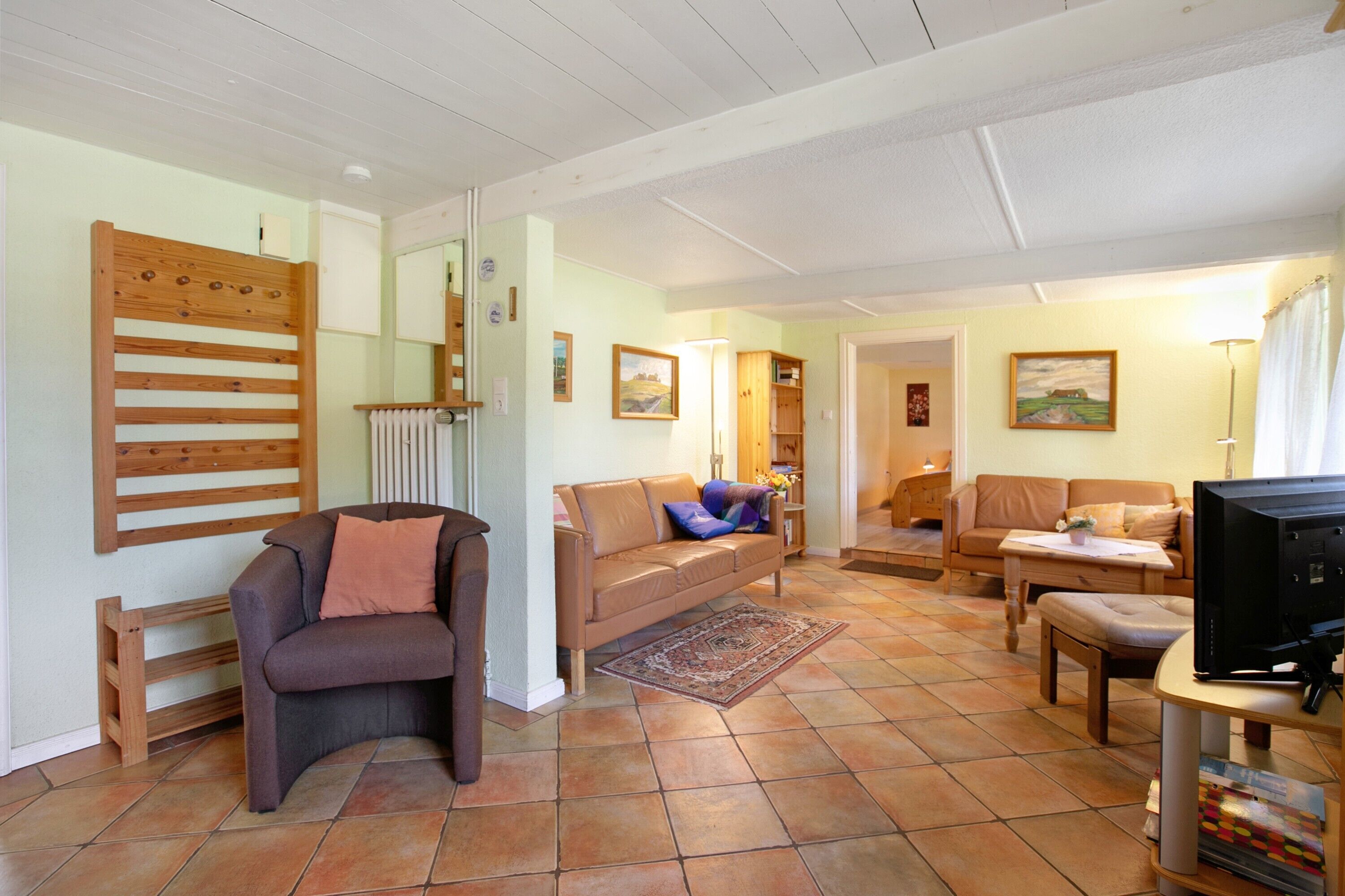 Télévision, table de tennis de table, chaîne hi-fi