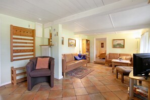 Fernseher, Tischtennisplatte, Stereoanlage