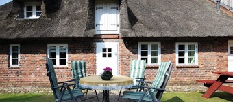 Appartamento 'Friesisches Reetdach-ferienhaus' con terrazza privata, giardino privato e Wi-Fi