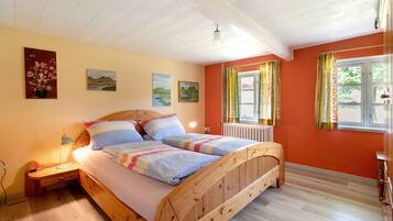 3 bedrooms, iron/ironing board, free WiFi, bed sheets