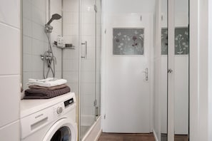 Shower, free toiletries, hair dryer, towels - Apartment 'Harmonie Wohnung' (Oyten)