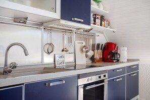 Fridge, microwave, oven, stovetop - Apartment 'Harmonie Wohnung' (Oyten)