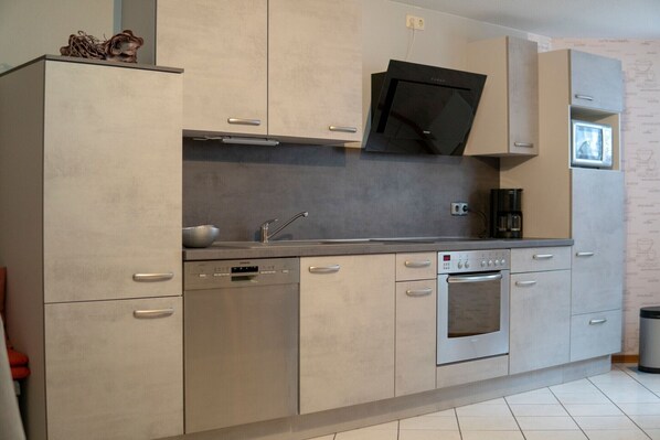 Fridge, microwave, oven, stovetop - Apartment 'Ferienwohnung Haus Biggi' with Private Terrace, Private Garden and Wi-Fi (Gransdorf)
