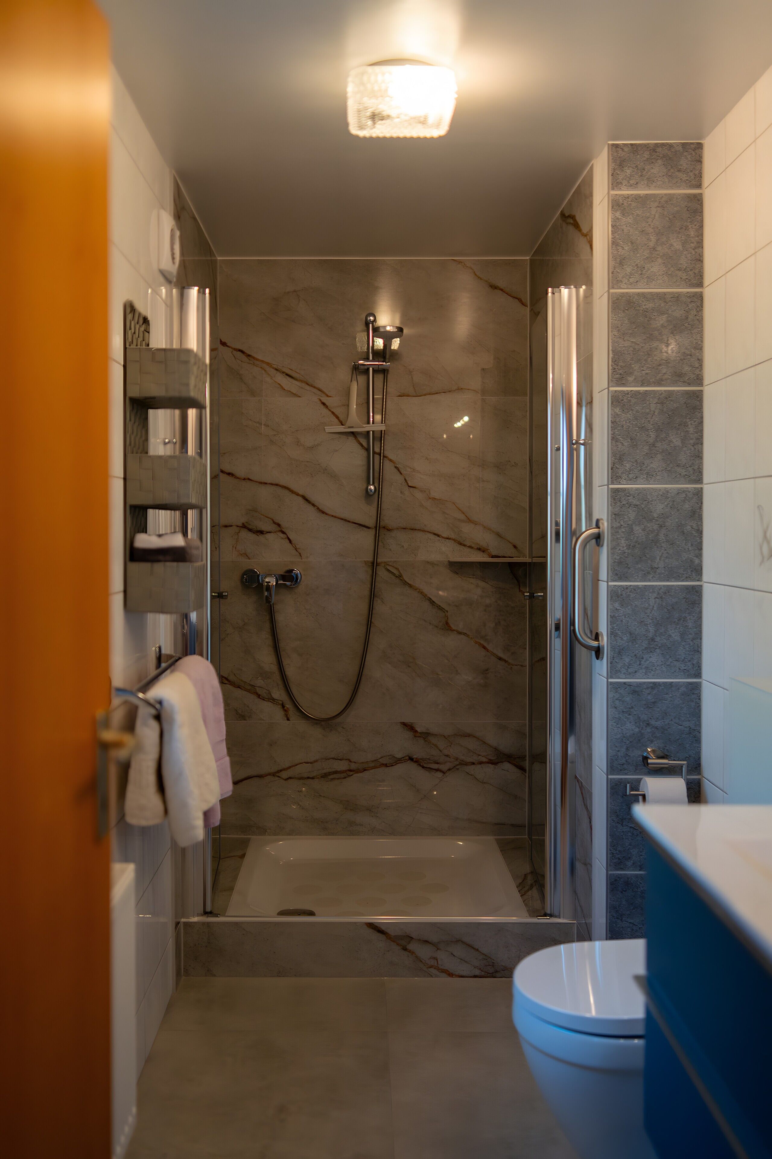 Dusche, Haartrockner, Handtücher