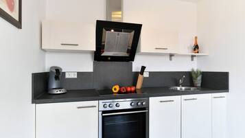 Fridge, oven, stovetop, dishwasher