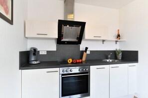 Frigorifero, forno, piano cottura, lavastoviglie