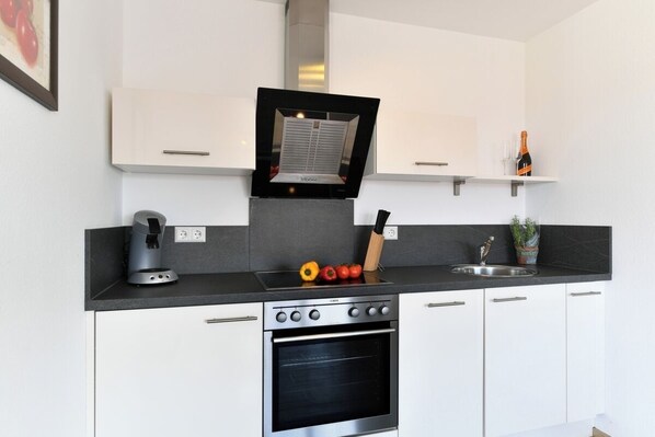 Kjøleskap, ovn, kokeplater og oppvaskmaskin