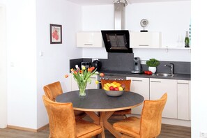 Frigorifero, forno, piano cottura, lavastoviglie