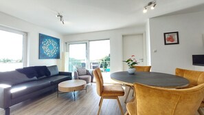 TV, stereo - Apartment 'Dinkelbach Feriendomicil 2 D Summertime' with Lake View and Elevator (Bodolz)