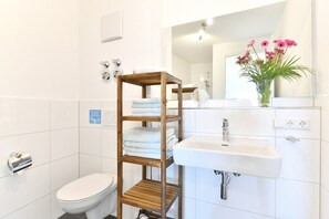 Een douche, gratis toiletartikelen, een haardroger, handdoeken