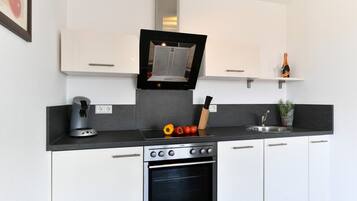 Frigorifero, forno, piano cottura, lavastoviglie