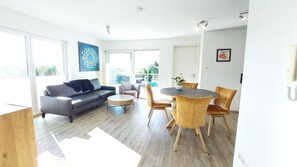 TV, stereo - Holiday Apartment 'Dinkelbach Feriendomicil Objekt 2 D Summertime' with Lake View and Elevator (Bodolz)