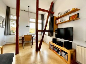 TV - Villa 'Ferienwohnung Kleine Hexe' with Shared Terrace, Shared Garden and Wi-Fi (Schierke)