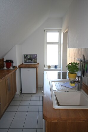 Réfrigérateur, micro-ondes, plaque de cuisson, lave-vaisselle