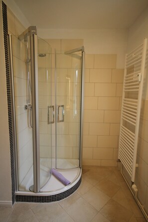 Douche, serviettes fournies