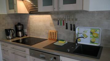 Kühlschrank, Mikrowelle, Herdplatte, Geschirrspüler