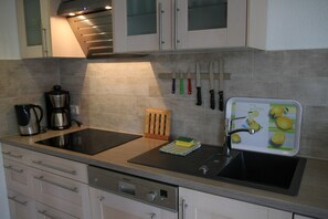 Fridge, microwave, stovetop, dishwasher