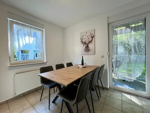 Dining - Holiday Home 'Ferienwohnung Wanderkönig' with Private Terrace, Private Garden and Wi-Fi (Schierke)