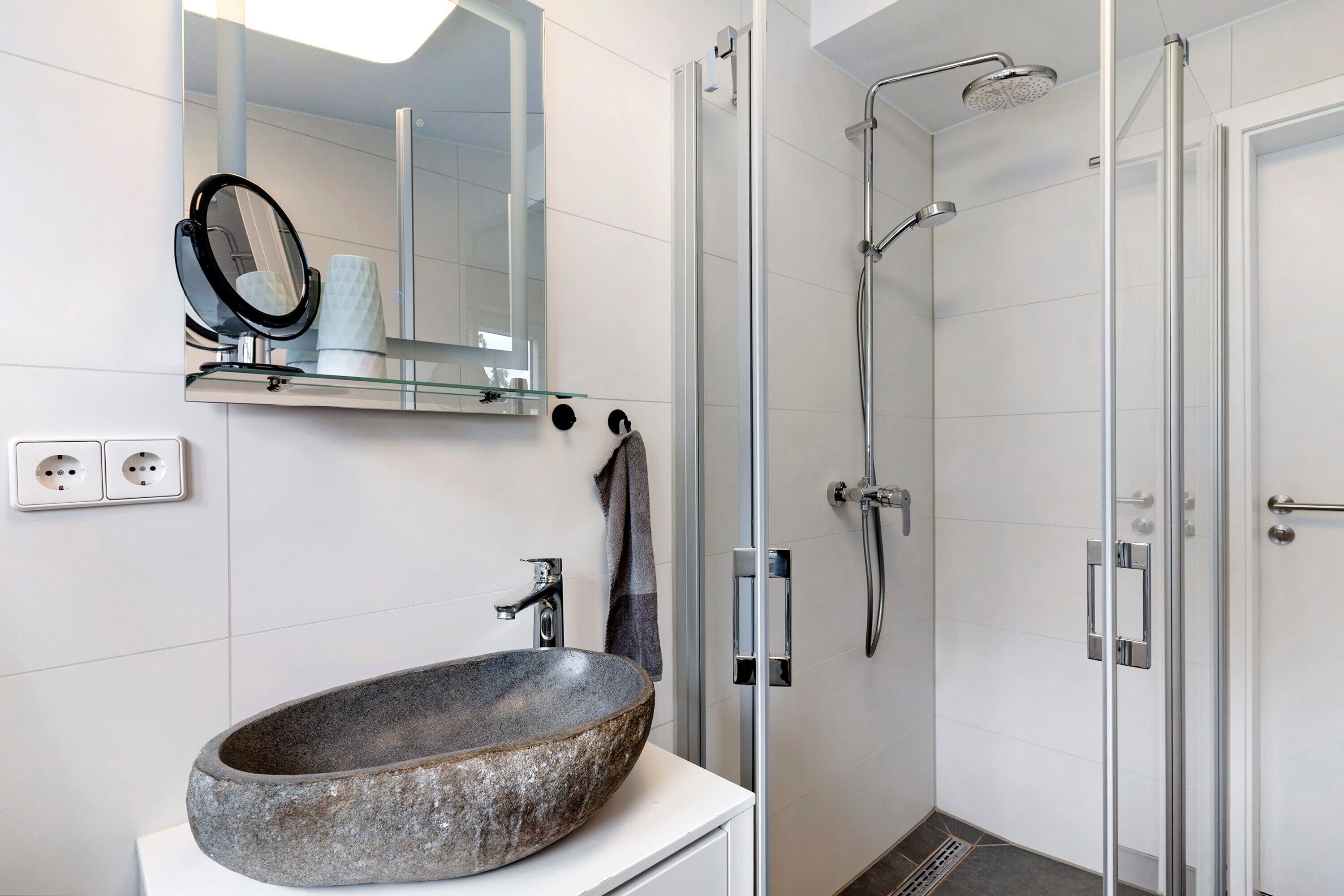 Een douche, een haardroger, handdoeken